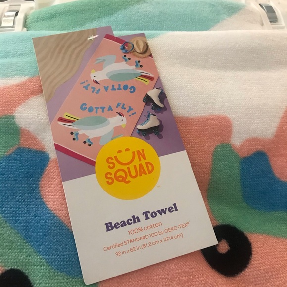 🏖️ Beach Towel Gotta Fly Cockatoo Fun Pool Towel - Picture 2 of 3